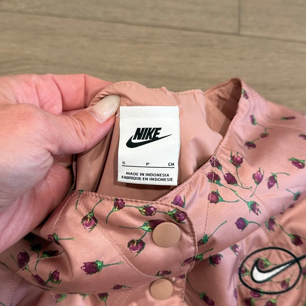 NIKE Rose Whisper Sportswear Icon Clash Woven Quilt Button Up Jacket‎ Size Small